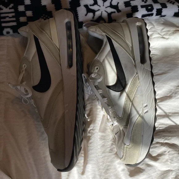 Men’s Nike Shoes - Picture 2 of 7